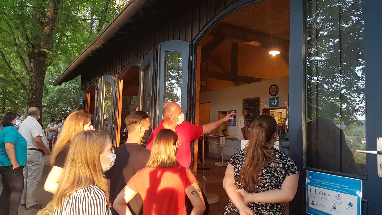 Los estudiantes de enfermería procedentes de Argentina visitan una fábrica de cerveza en Franconia.